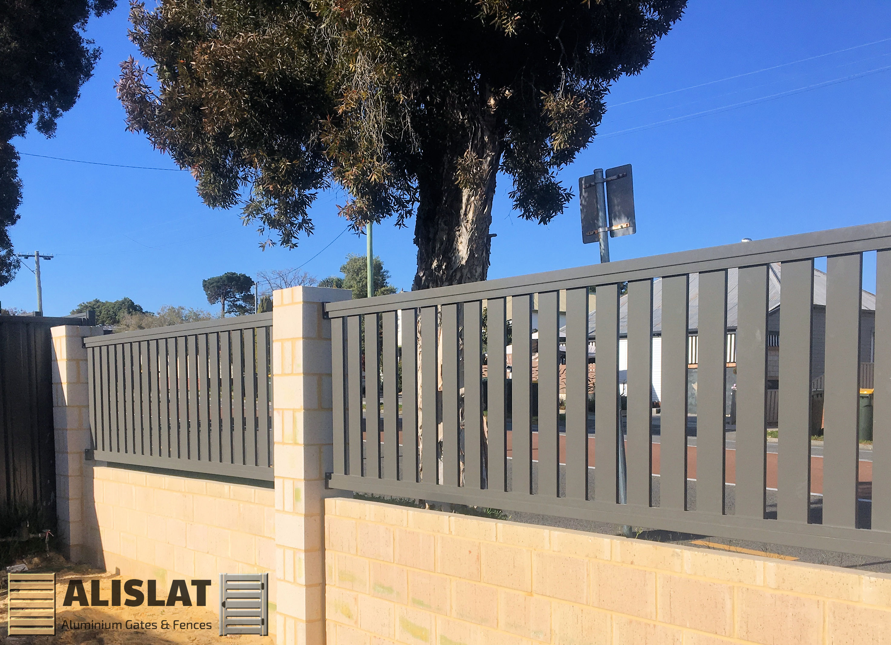 ALUMINIUM VERTICAL PICKET FENCE BY ALISLAT